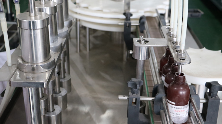 5 গ্যালন ফিলিং মেশিন গরম মোম ফিলিং মেশিন স্যাচিট ওয়াটার ফিলিং সিলিং মেশিন প্রস্তুত করুন